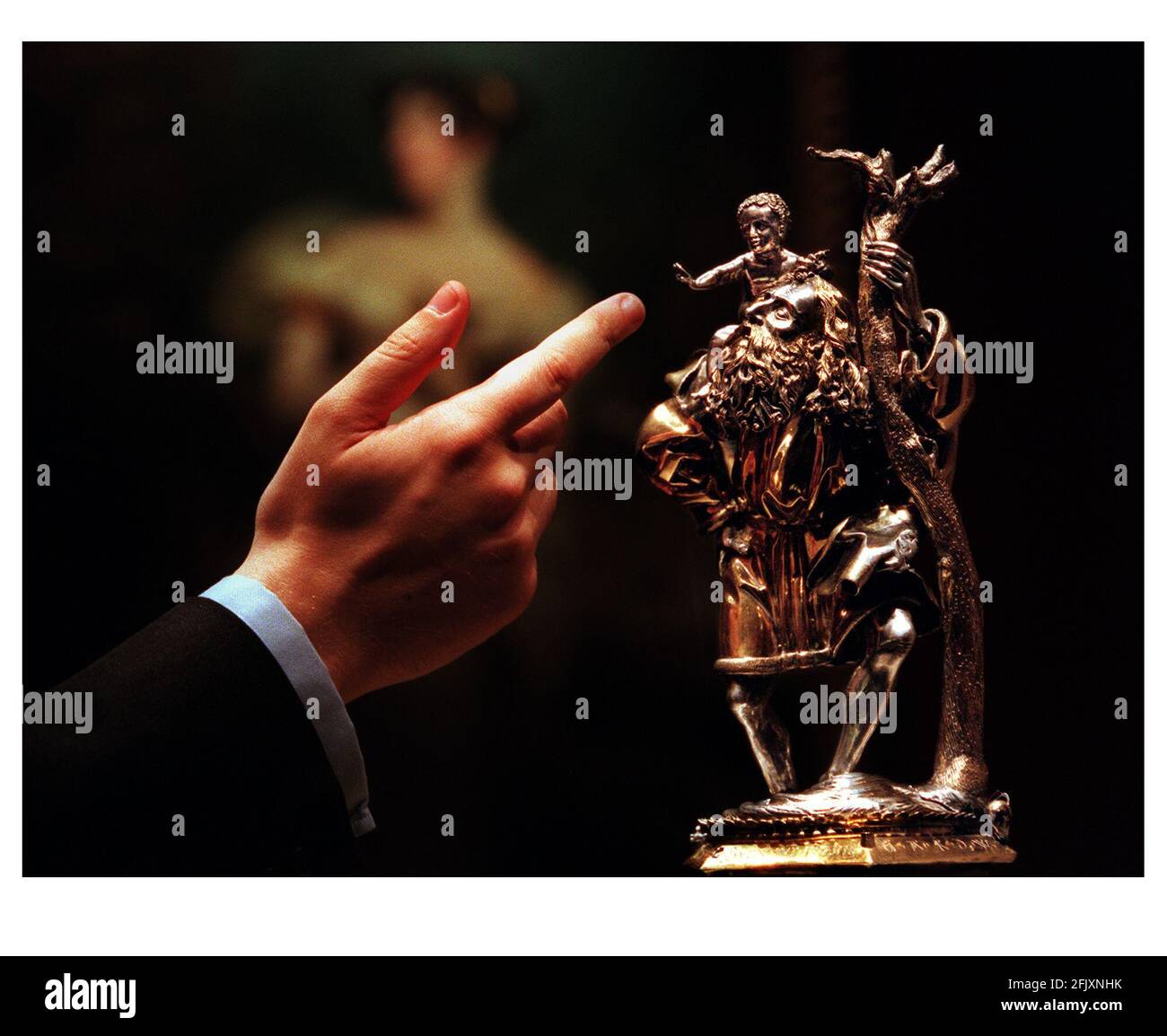 La collezione Wernher il 2000 giugno di argento è probabilmente la più importante collezione di argento europeo visto all'asta a Londra per oltre mezzo secolo. Nella foto è raffigurato uno dei due superbi esempi di figure in argento tardo gotico. Questo è San Cristoforo, datato 1493 e realizzato nel centro artistico di Augusta. Il santo è mostrato carring Cristo sui suoi scolder Foto Stock