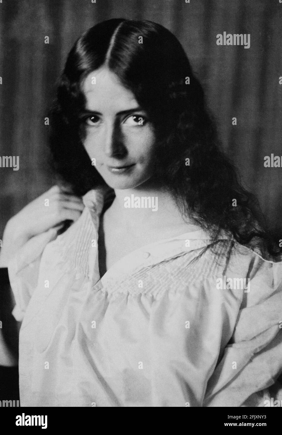Il celebre ballerino e cantante francese CLEO DE MERODE , amante del re Leopoldo i del Belgio , foto di Anton Blomberg , Parigi - Belle Epoque - Re Leopoldo del Belgio - cortigiana - cortigiana - scollatura - collo aperto - décolleté - capelli lunghi - capelli - nobiltà - nobile - nobile - - padrona --- Archivio GBB Foto Stock