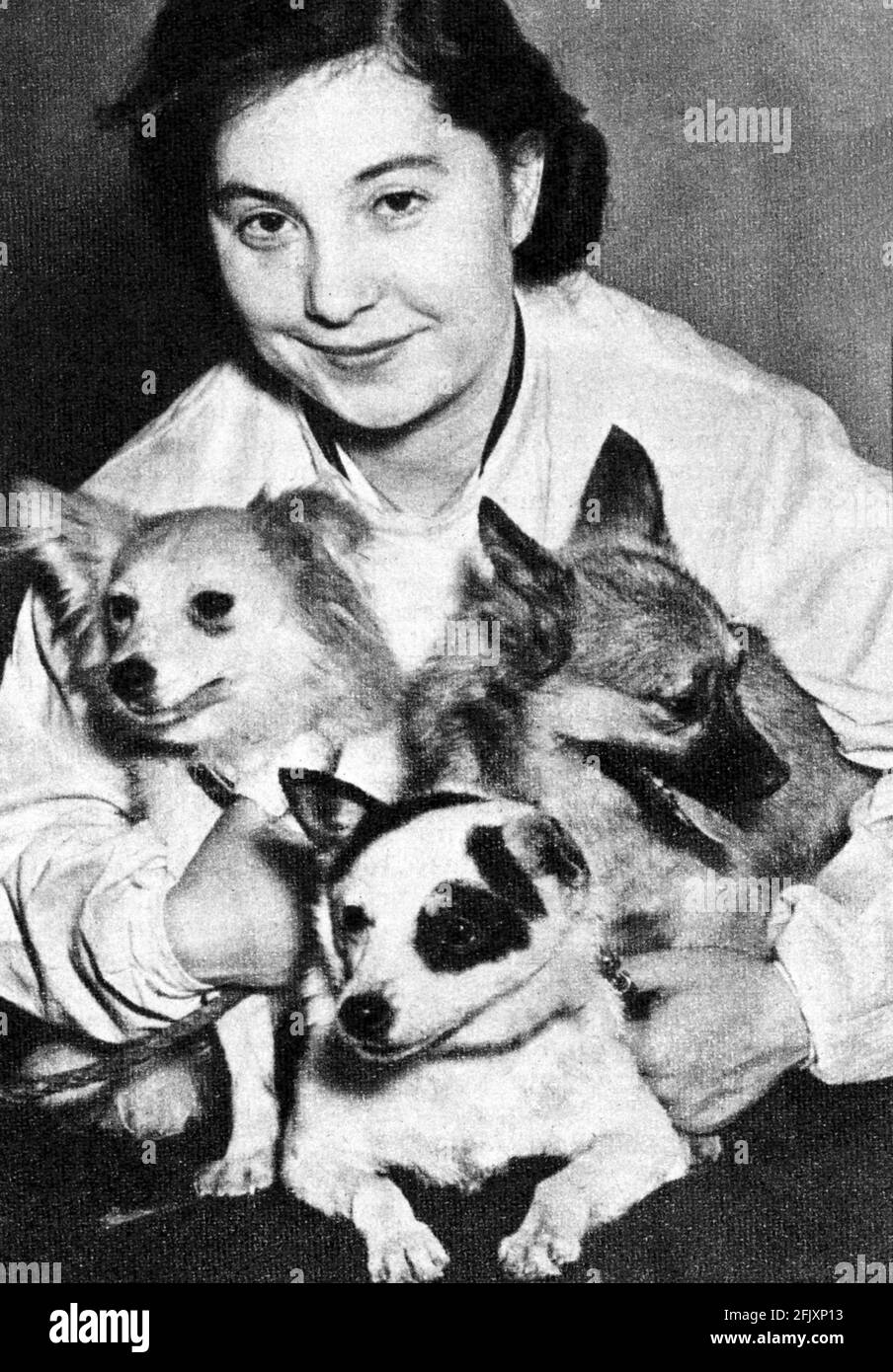 1957 , URSS : Zoya SHURIDINA dal Centro Sovietico per la Ricerca spaziale con i cani del piccolo Eskimo per le missioni spaziali esperimenti intorno al pianeta Terra , il primo da destra come il cane LAIKA - SPAZIO - RICERCHE SPAZIALI SCIENTIFICHE - CAVIA - canna ---- Archivio GBB Foto Stock