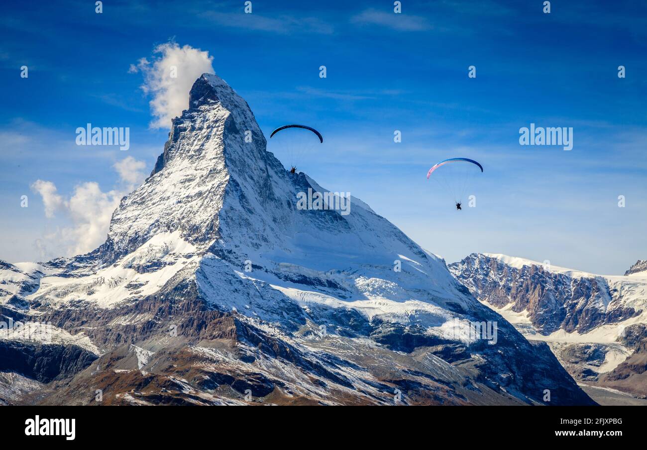 Due parapendio sulle Alpi svizzere con il Cervino sullo sfondo Foto Stock