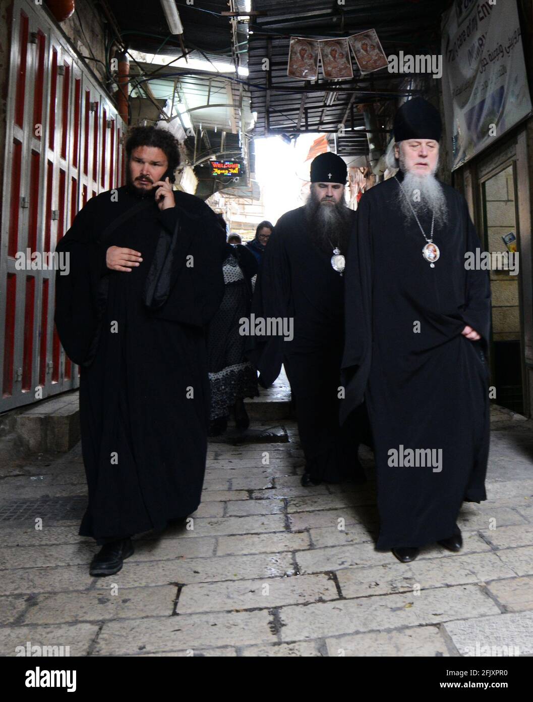 I sacerdoti ortodossi russi camminano lungo la Via dolorosa nella città vecchia di Gerusalemme. Foto Stock