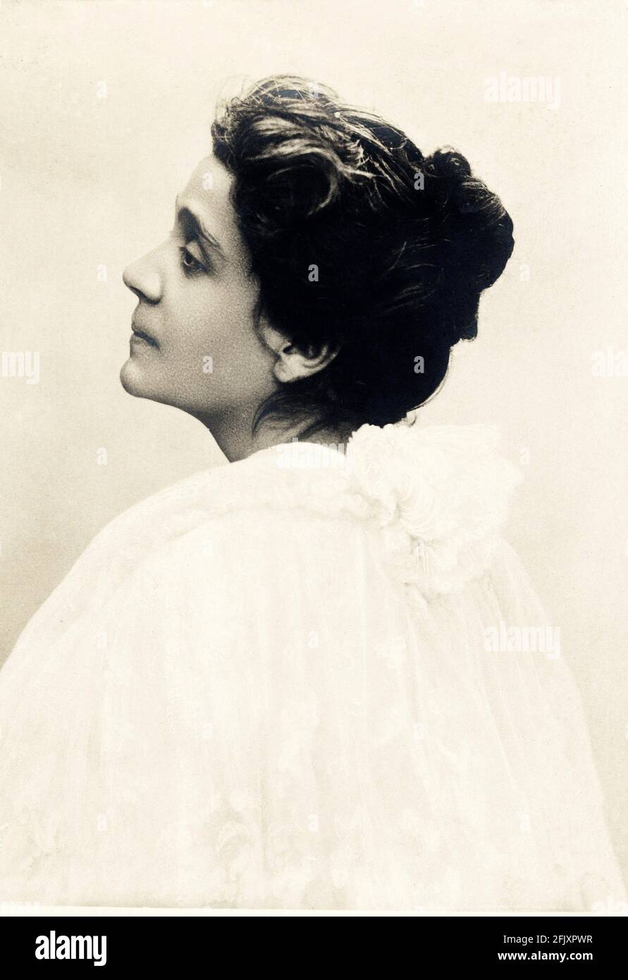 1895 ca., ITALIA : la celebre attrice italiandramatica ELEONORA DUSE ( 1858 - 1924 ), amante del poeta Gabriele D'ANNUNZIO - TEATRO - TEATRO - DRAMMA - attrice - ritratto - ritratto - profilo - chignon - D' ANNUNZIO --- Archivio GBB Foto Stock