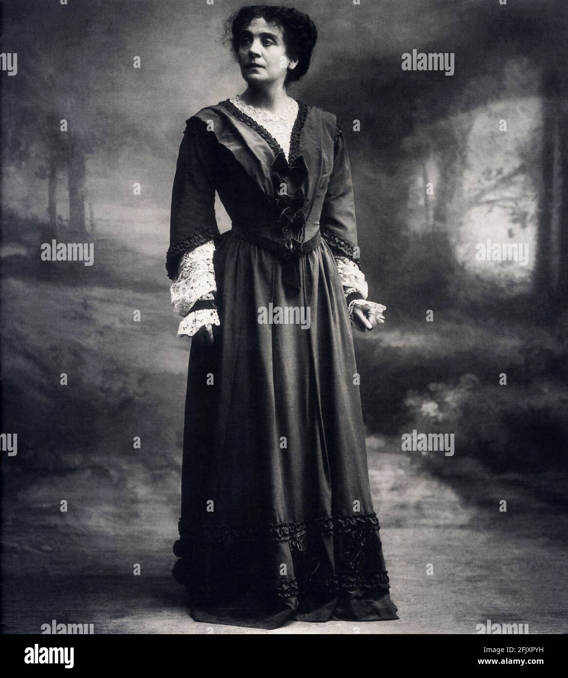 1901 ca., ITALIA : la celebrata attrice drammatica italiana ELEONORA DUSE ( 1858 - 1924 ) , al tempo DI FRANCESCA da RIMINI stregata dal suo amante Gabriele D' ANNUNZIO - TEATRO - TEATRO - DRAMMA - attrice - ritratto - ritratto - chignon - DANNUNZIO --- Archivio GBB Foto Stock