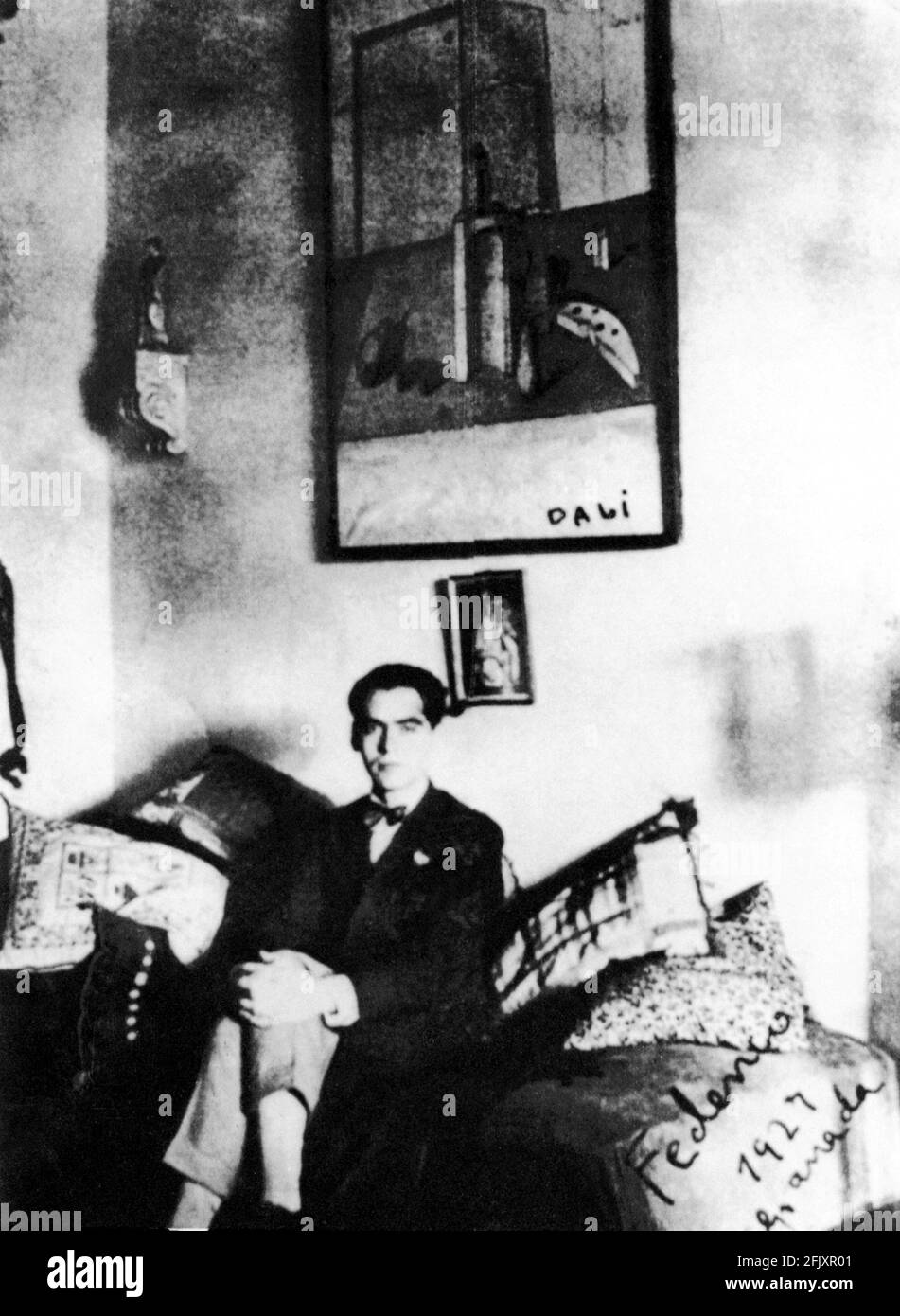 1927 , Madrid , Spagna: Il poeta spagnolo FEDERICO GARCIA LORCA ( 1898 - 1936 ) con una pittura Salvador Dalì - TEATRO - POETA - POESIA - POESIA - SCRITTORE - DRAMMATURGO - GAY - LGBT - omosessuale - omosessualità - omosessualità - omosessuale - cravatta - papillon ---- Archivio GBB Foto Stock