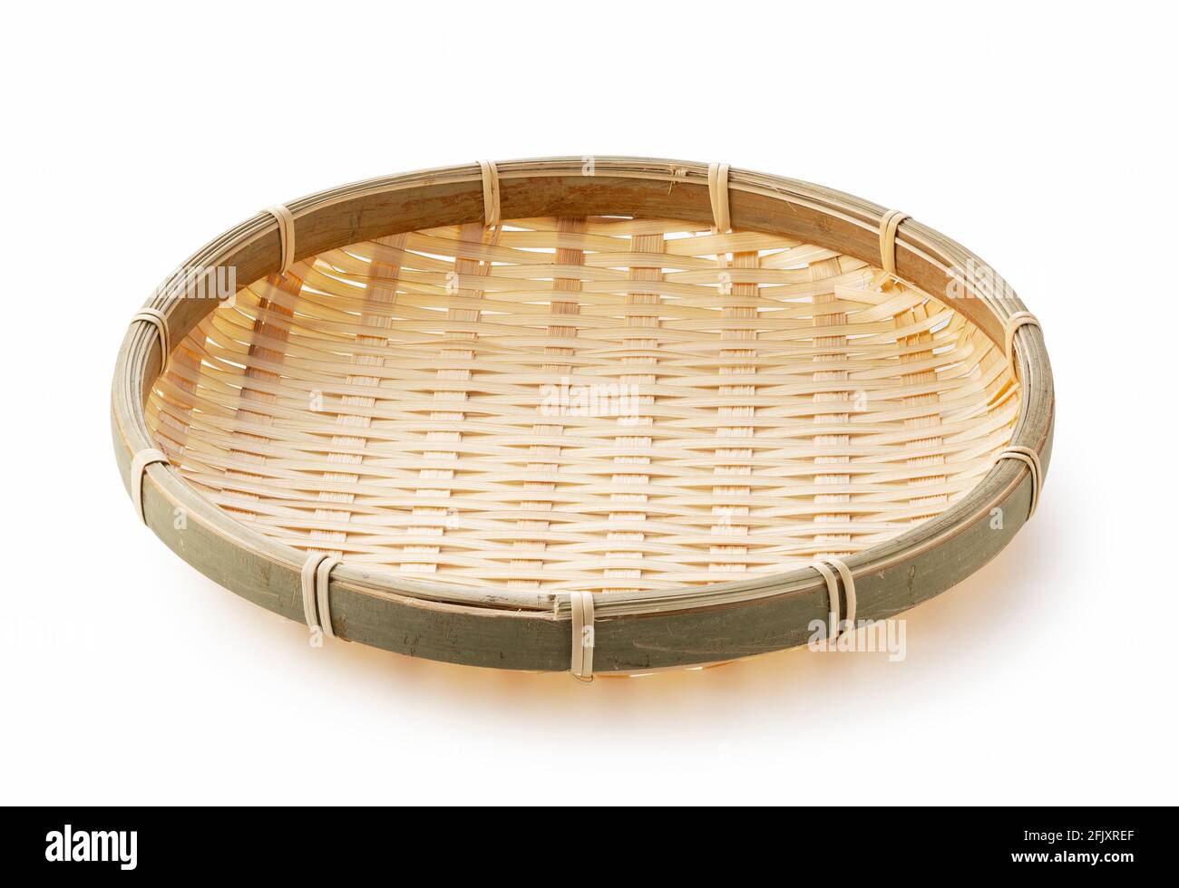 Cesto di bambù messo su un fondo bianco.piatto di cesto di bambù per Zaru Soba Foto Stock