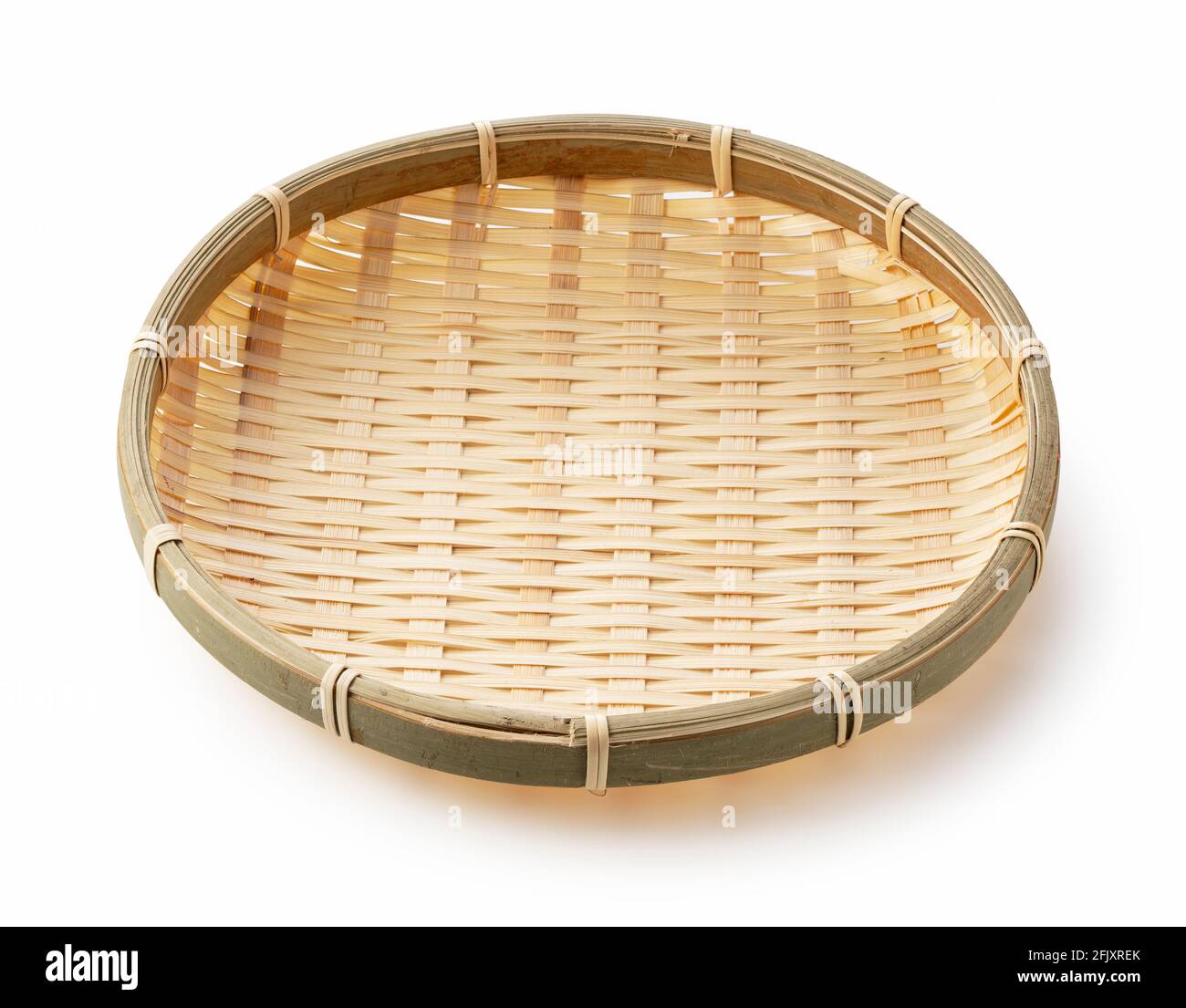 Cesto di bambù messo su un fondo bianco.piatto di cesto di bambù per Zaru Soba Foto Stock