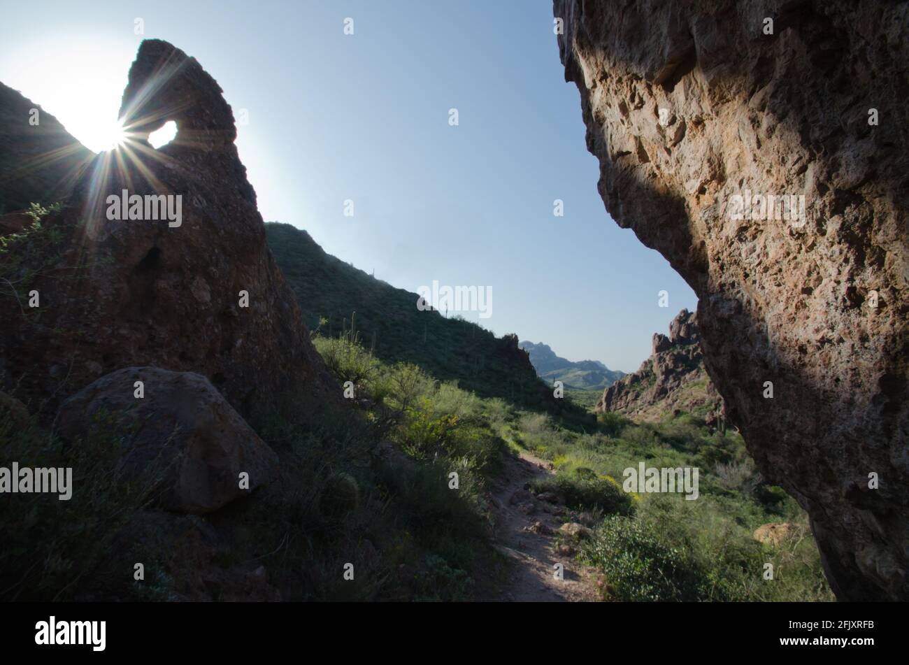 Superstition Mountains formazione rocciosa e Peralta Trail Foto Stock