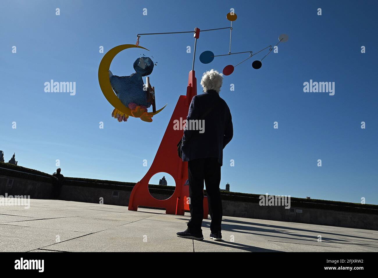 New York, Stati Uniti. 26 Apr 2021. Installazione vista dell'artista Alex da Corte "As Long As the Sun lasts" Commissione giardino pensile al Metropolitan Museum of Art di New York, NY, 26 aprile 2021. L'arte cinetica che presenta un grande uccello dalle piume blu di Sesame Street seduto su una luna crescente è in vista al Met's Iris e B. Gerald Cantor Roof Garden dal 16 aprile al 31 ottobre 2021, Ed è il nono in una serie di commissioni site-specific per lo spazio esterno.(Photo by Anthony Behar/Sipa USA) Credit: Sipa USA/Alamy Live News Foto Stock