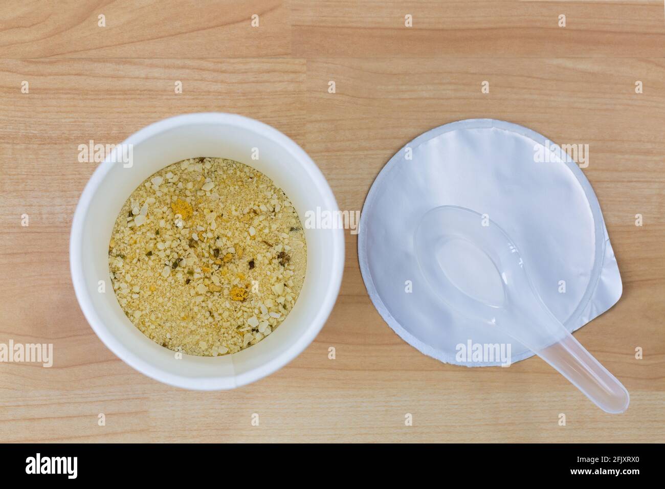 Vista dall'alto della zuppa di porridge di riso precotta con carne di maiale secca e sapore Foto Stock