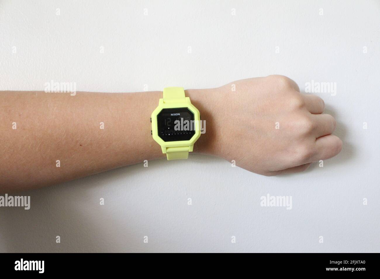 Orologio Nixon Neon sul polso di una donna su sfondo bianco Foto stock -  Alamy