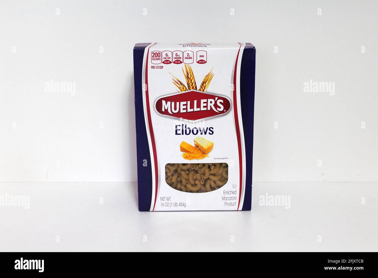 Mueller's Box of Elbows Pasta, maccheroni. Isolato su sfondo bianco Foto Stock