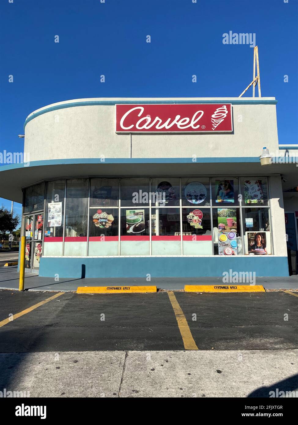 Il negozio di gelati Carvel, con vista sulla strada, si trova di fronte a Hialeah, Florida Foto Stock