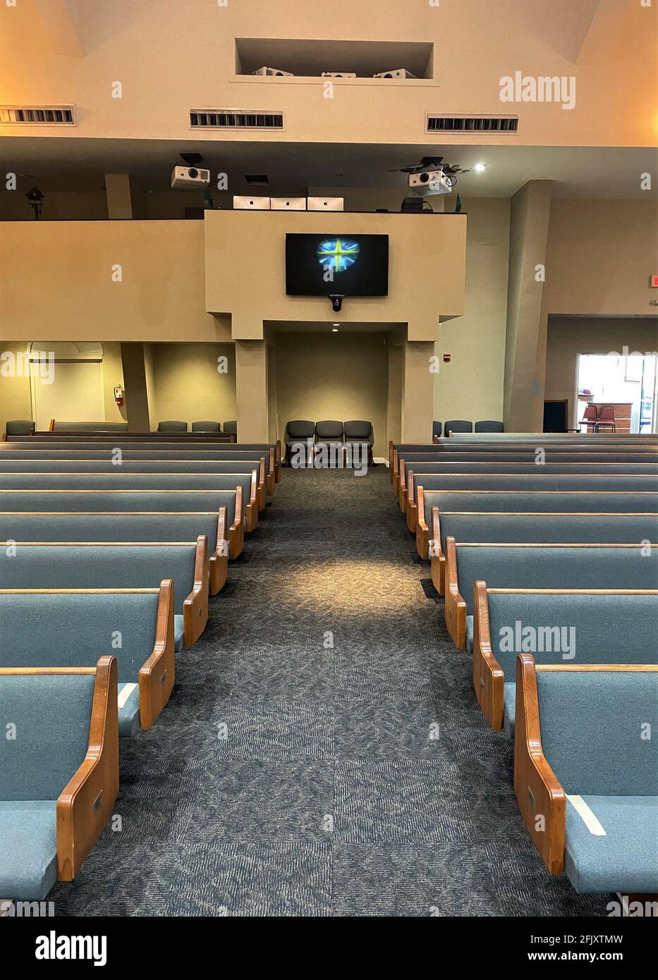 La Chiesa contemporanea si svuota durante la pandemia del virus corona, covid-19. Foto Stock