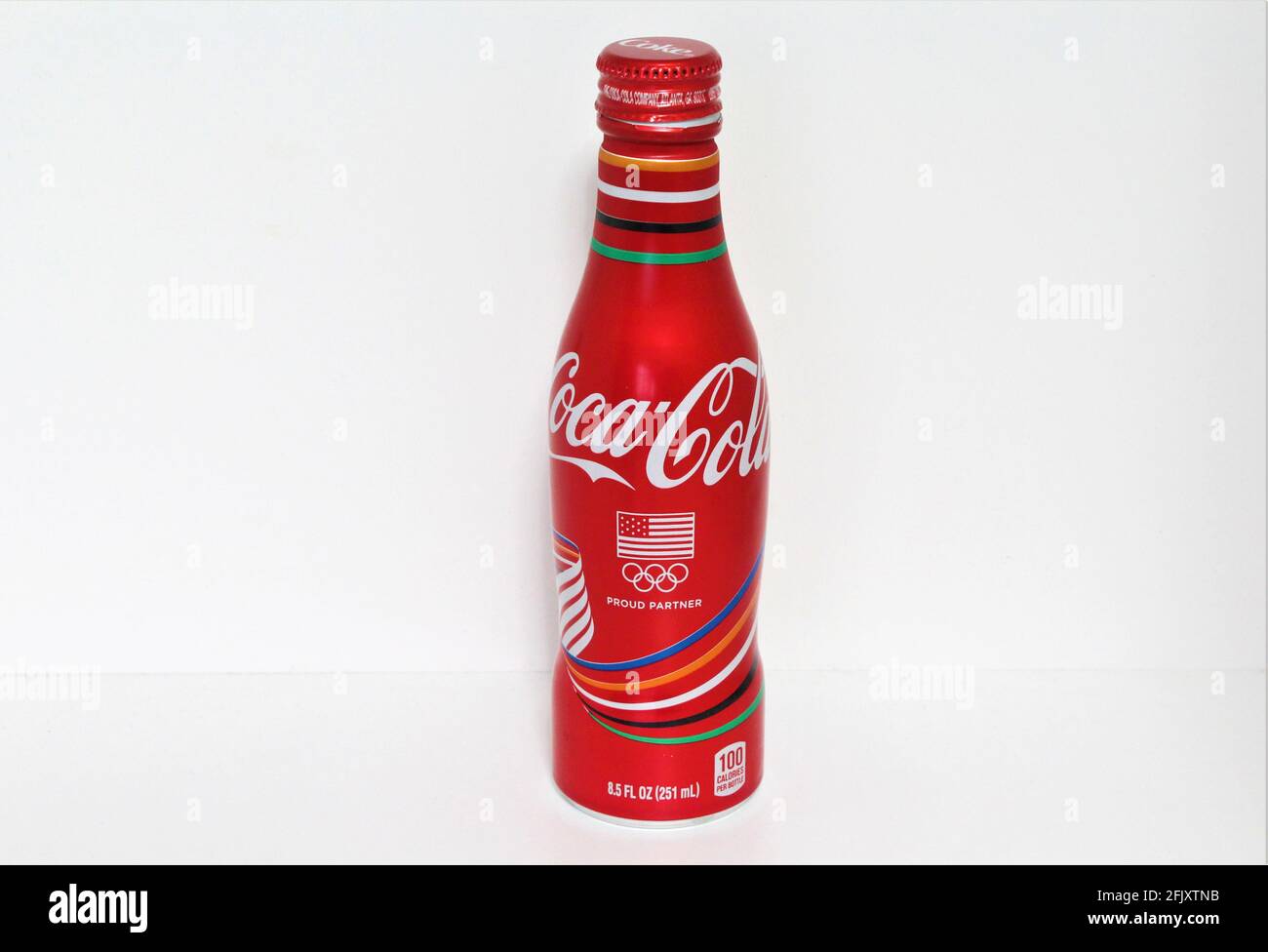 Singola bottiglia Coca-Cola Olympic Special Edition. Queste lattine in edizione limitata sono ispirate alle pietre miliari atletiche. Isolato su uno sfondo bianco singolo. Foto Stock
