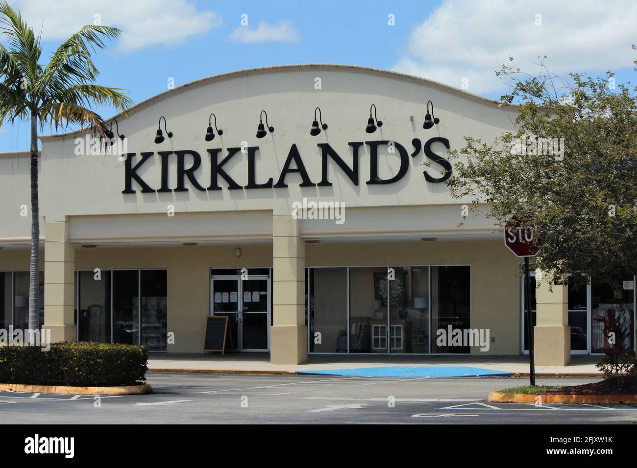 Decorazioni per la casa di Kirkland a Hialeah, Florida. Il negozio è chiuso a causa di COVID-19, pandemia di virus corona a seguito dell'ordine di soggiorno a casa. Foto Stock