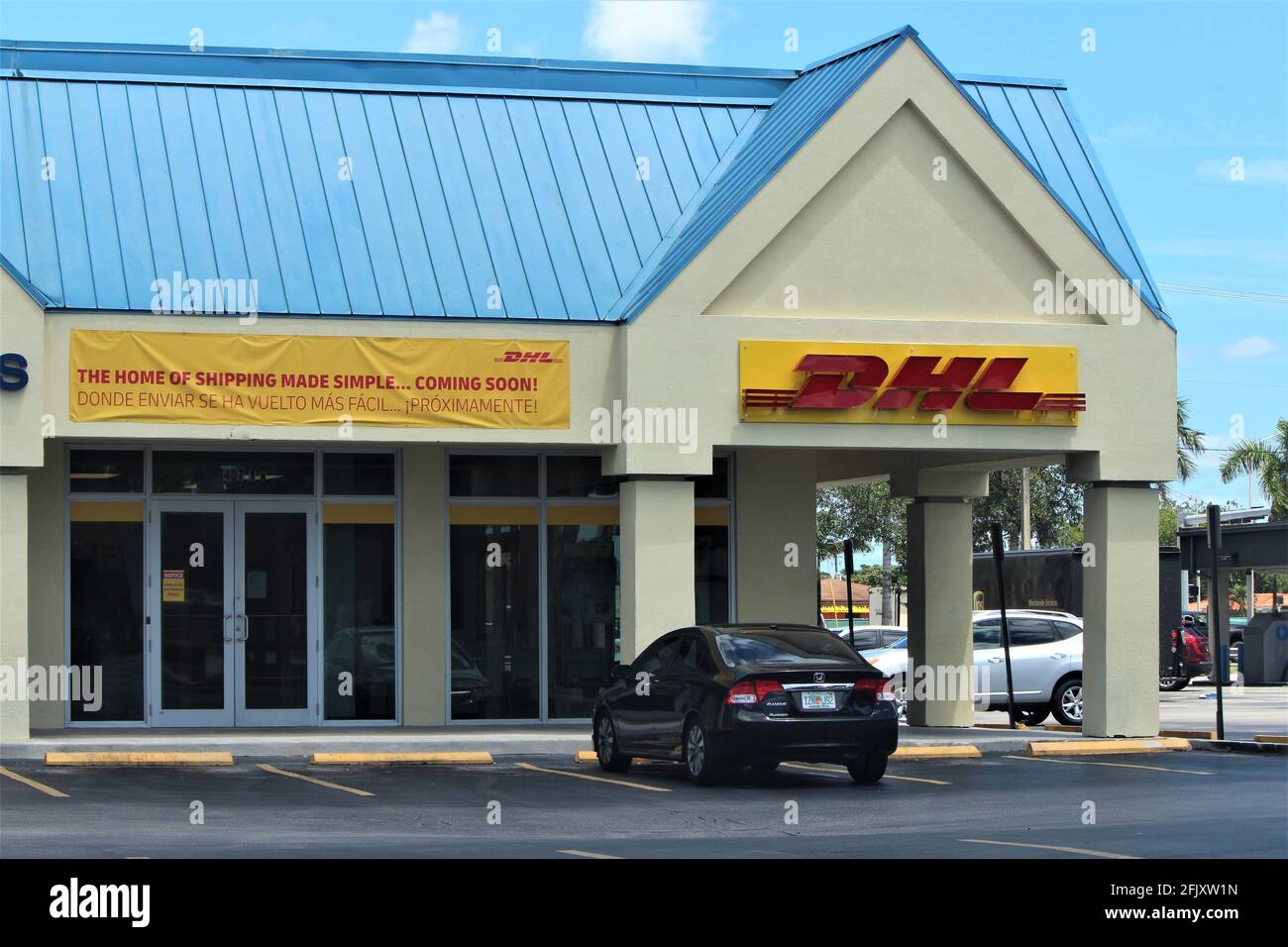 Il nuovo negozio DHL aprirà presto a Hialeah, Florida. Rimane ancora chiuso a causa di COVID-19, pandemia del virus corona. Foto Stock
