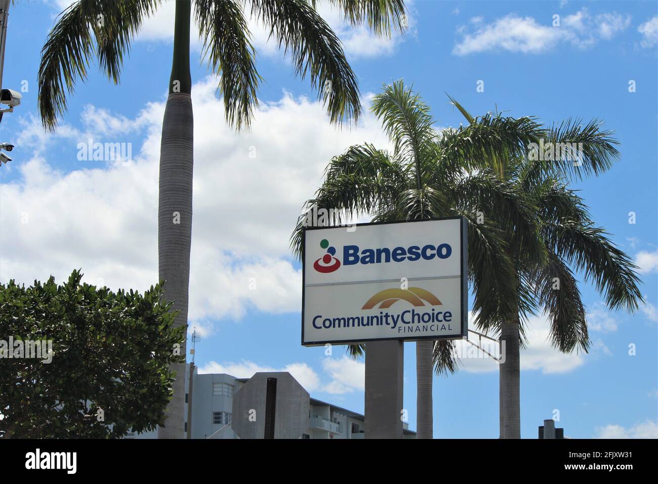 Insegne per Banesco Banco Universal che è un istituto di banca finanziaria venezuelana e la scelta finanziaria della Comunità a Hialeah, FL. Foto Stock