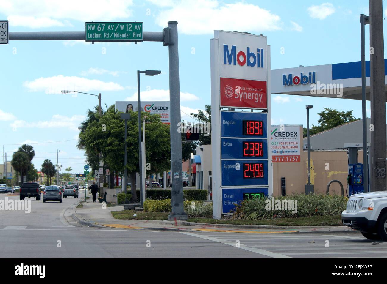 La stazione di benzina Mobil sul 12 ° viale abbassa i prezzi in modo significativo a causa della pandemia di coronavirus noto anche come COVID-19 nella città di Hialeah, FL. Foto Stock