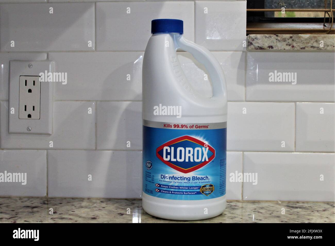 Una bottiglia di candeggina disinfettante Clorox utilizzata per la pulizia, isolata in una cucina domestica. Foto Stock