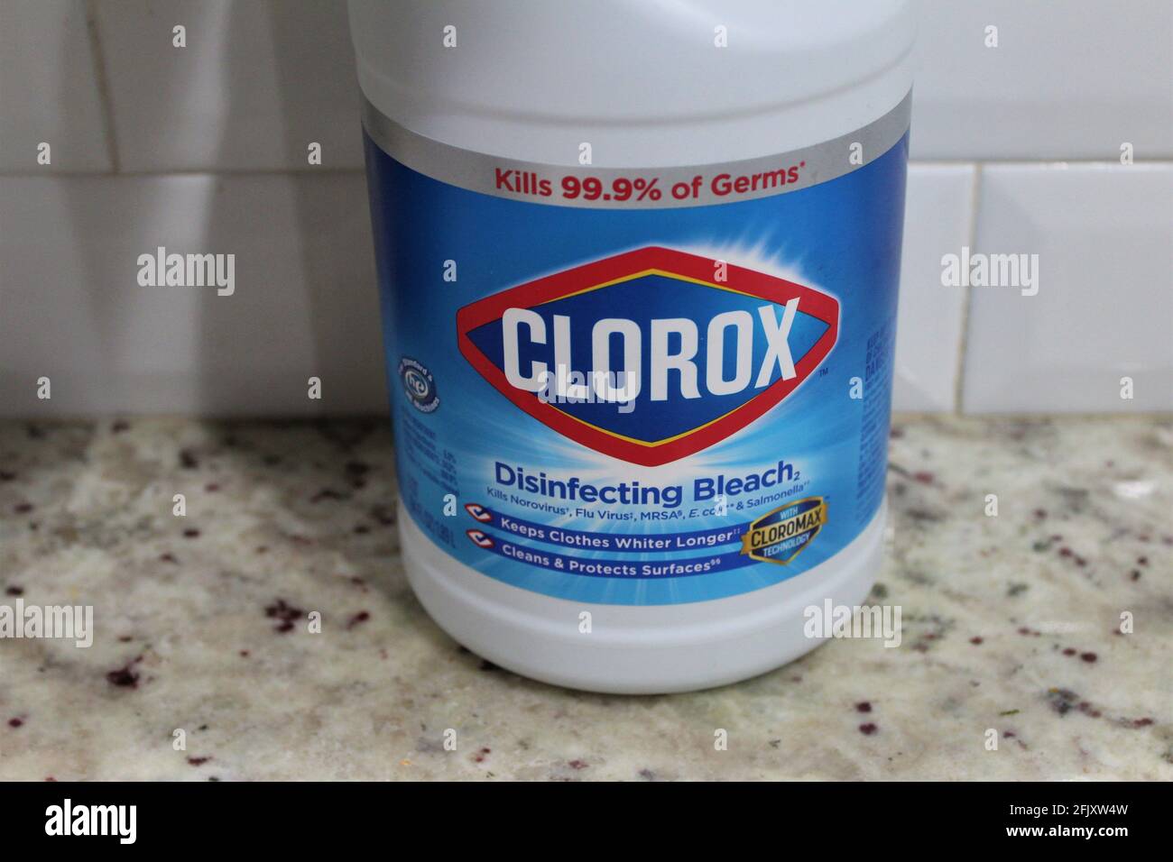 Un closeup di una bottiglia di Clorox disinfettante candeggina utilizzata per la pulizia, isolato in un ambiente domestico cucina. Foto Stock