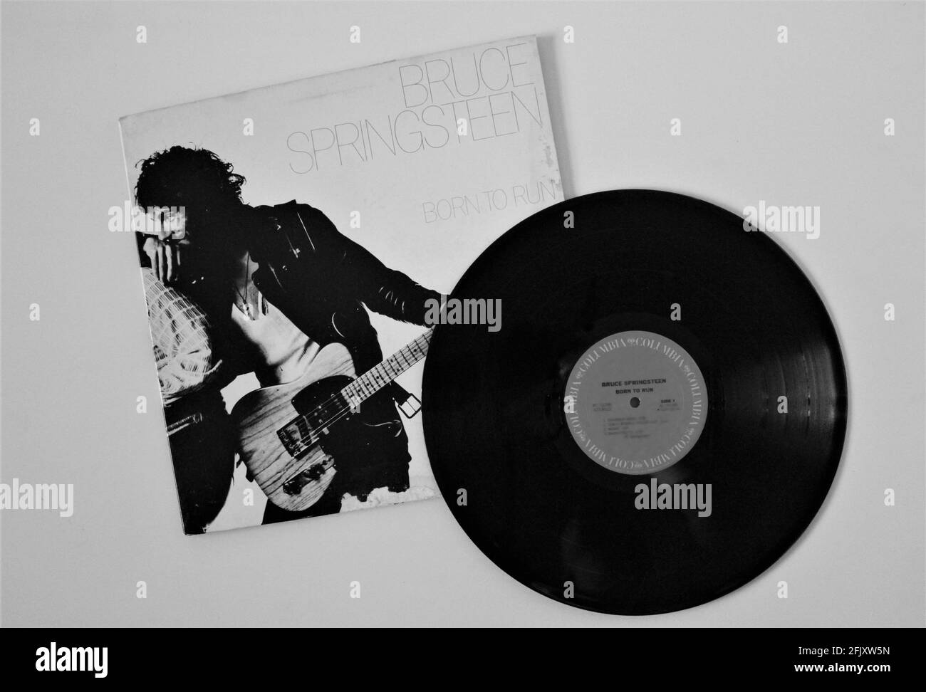 Pop and rock and roll cantante, Bruce Springsteen, album musicale su disco LP con dischi in vinile. Intitolato Born to Run. Etichetta Colombia. Foto Stock
