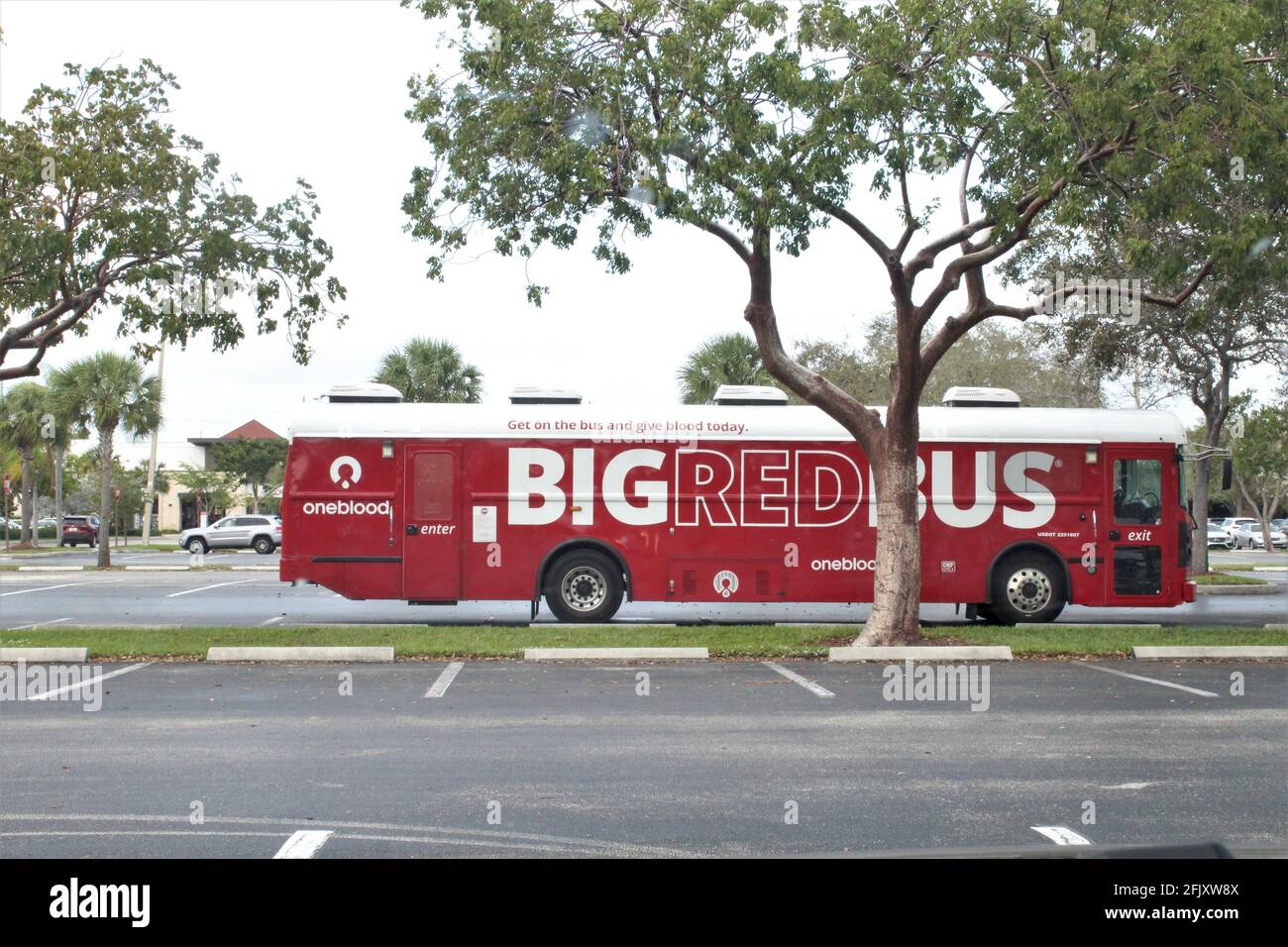 Mobile Big Red Bus parcheggiato nel parcheggio in cerca di donazioni di sangue. Le donazioni di sangue aiutano i pazienti traumatizzati, chirurgici, affetti da plasma e malati di cancro in caso di emergenza Foto Stock