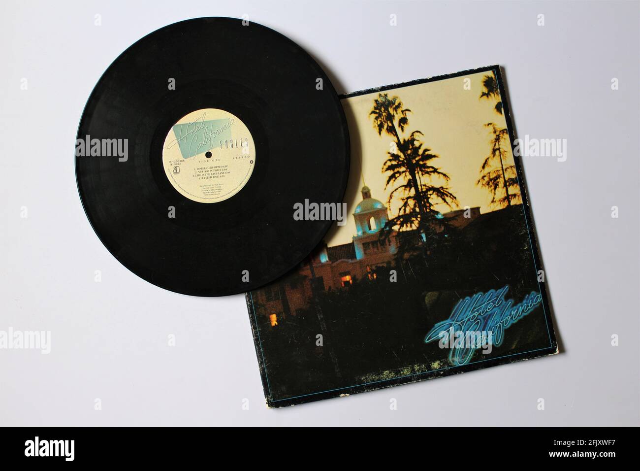 Rock band, l'album di musica Eagles su disco LP con dischi in vinile.  Intitolato: Hotel California Foto stock - Alamy
