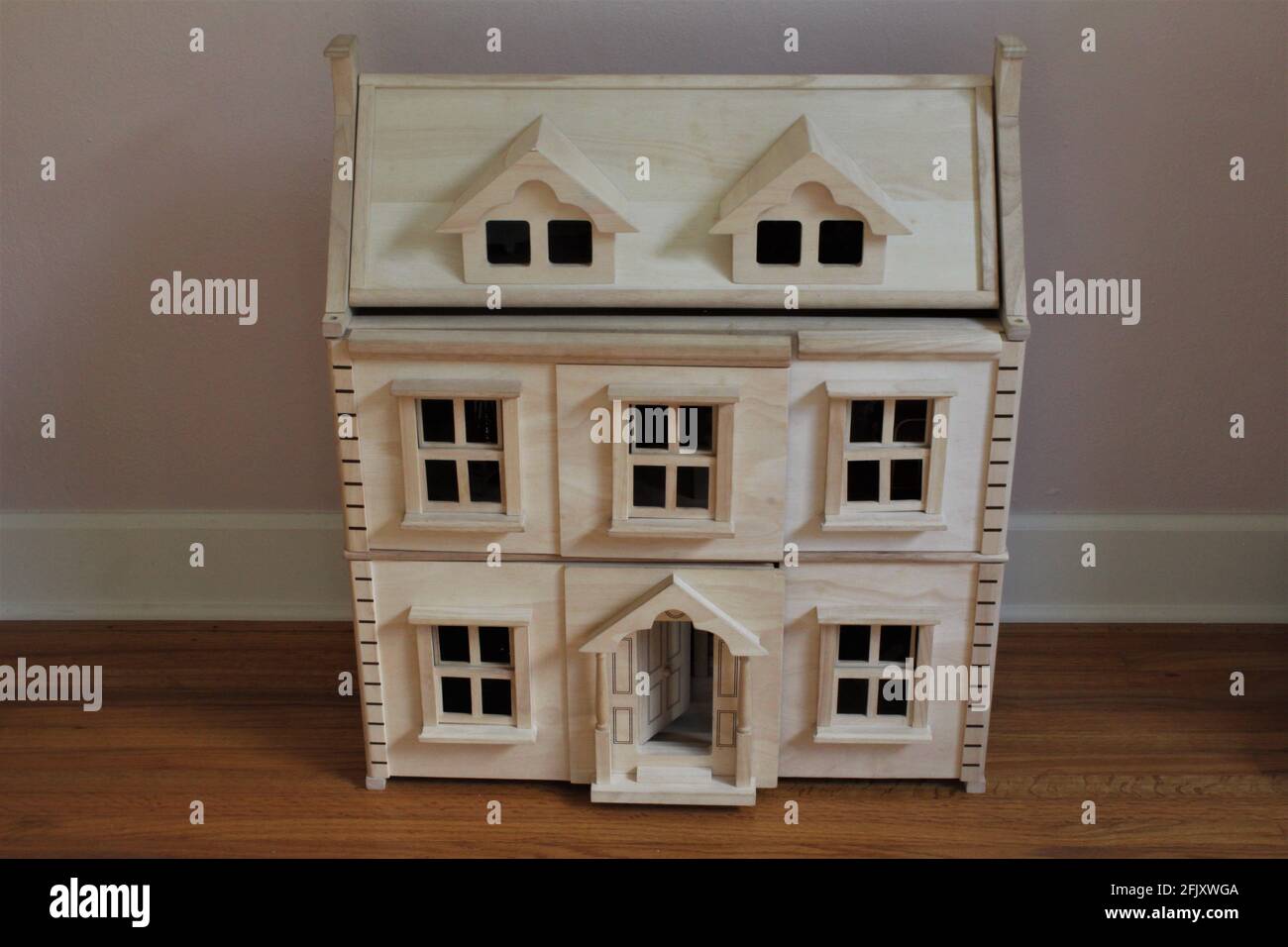 Una casa di bambola in legno fai da te in una stanza per bambini per giocare a pretendere. Casa giocattolo di legno costruita da un genitore per un bambino. Foto Stock