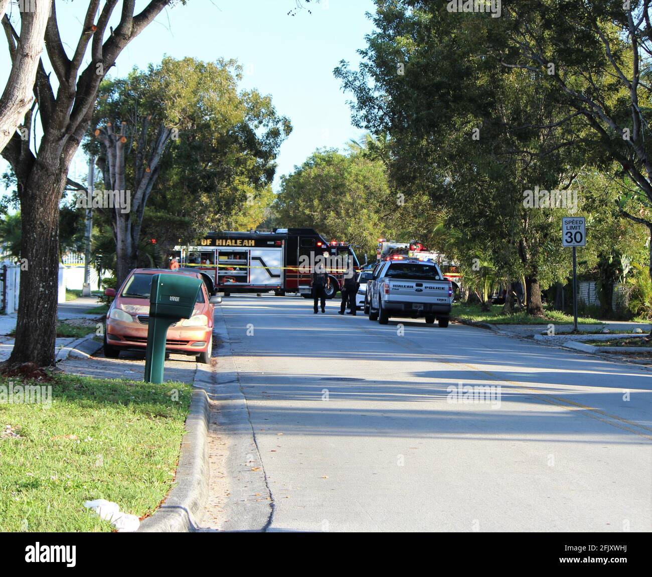 Gli ufficiali di polizia di Hialeah e i vigili del fuoco arrivano a una fermata di una scena criminale di inseguimento dell'automobile dove hanno bloccato molte strade. Miami, contea di Dade. Foto Stock