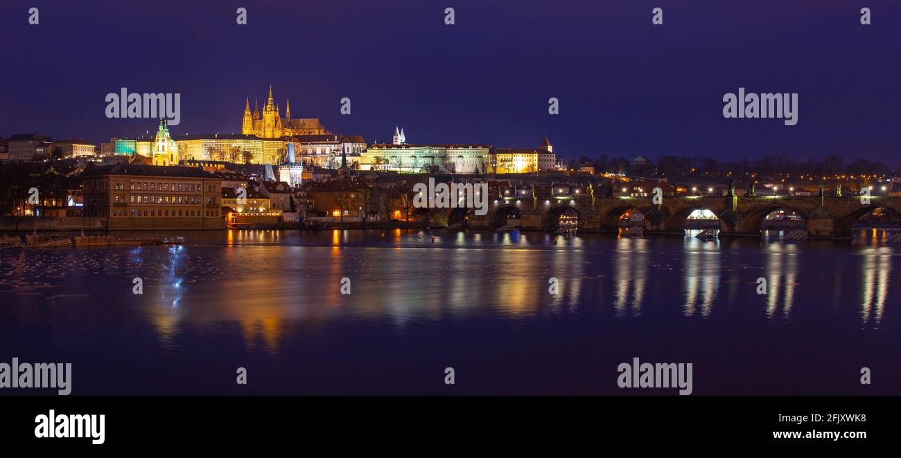 Panorama notturno dello skyline di Praga con il Ponte Carlo, il Castello di Hradcany e la Cattedrale di San Vito, Repubblica Ceca. Foto Stock