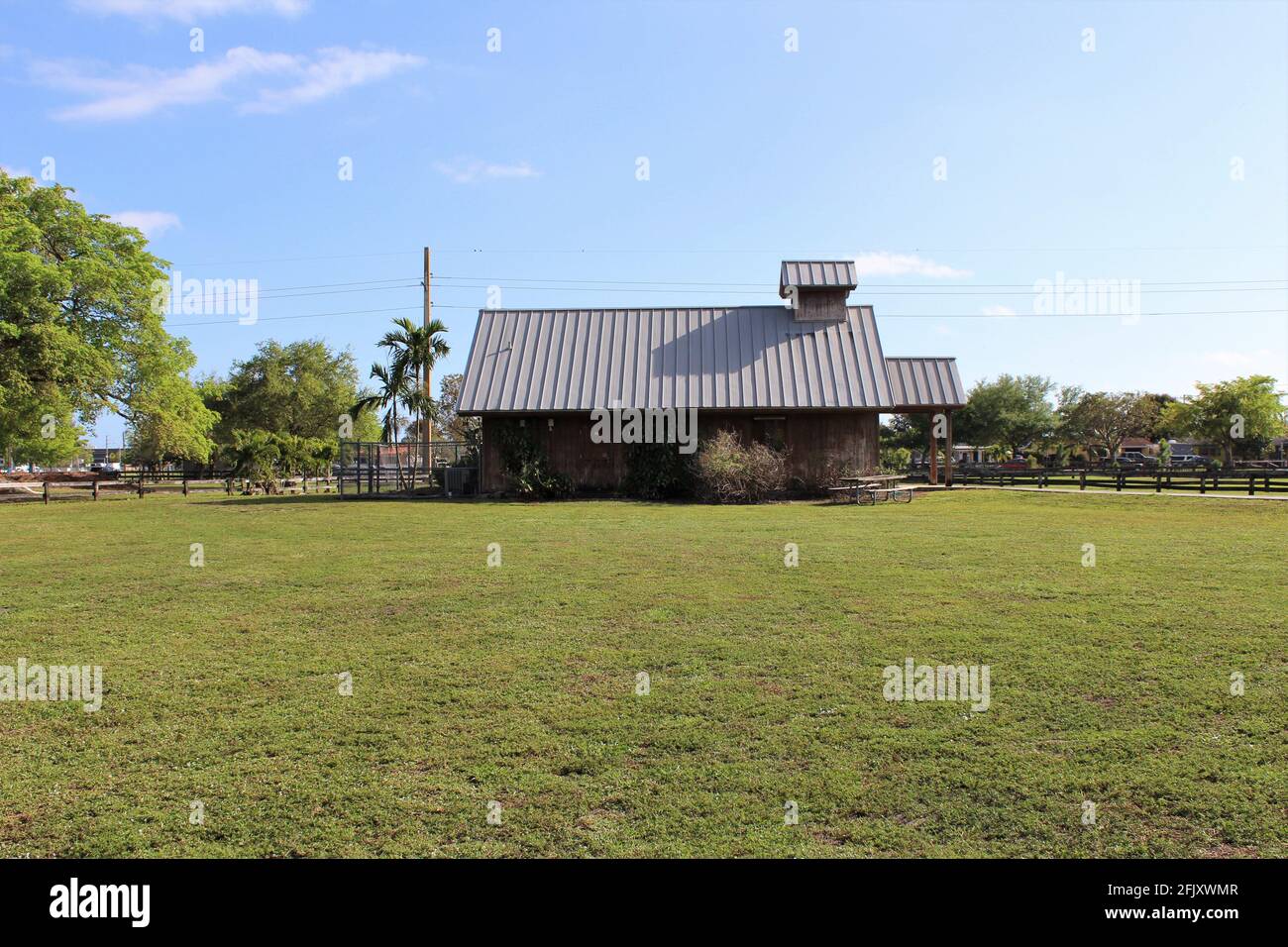 Piccola vecchia casa colonica su grande terreno di erba nel sud della florida. Foto Stock