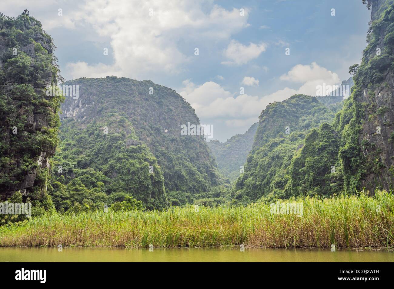 Trang An, Tam Coc, Ninh Binh, Vietnam. È un sito patrimonio dell'umanità dell'UNESCO, rinomato per le sue escursioni in barca nelle grotte. E 'Halong Bay sulla terra del Vietnam Foto Stock