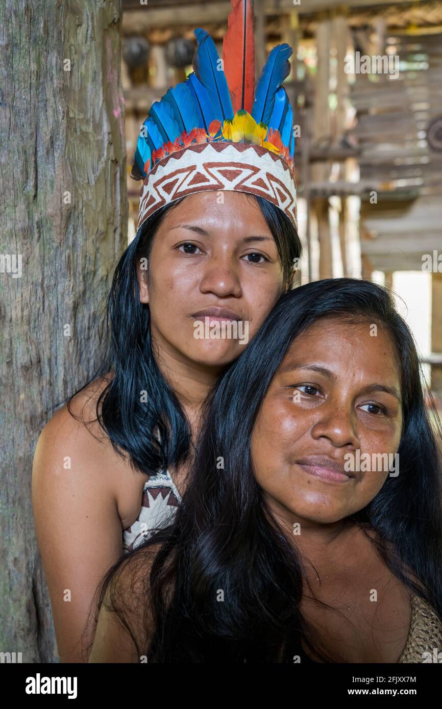 Tribù indigena Bora dell'Amazzonia peruviana Foto Stock