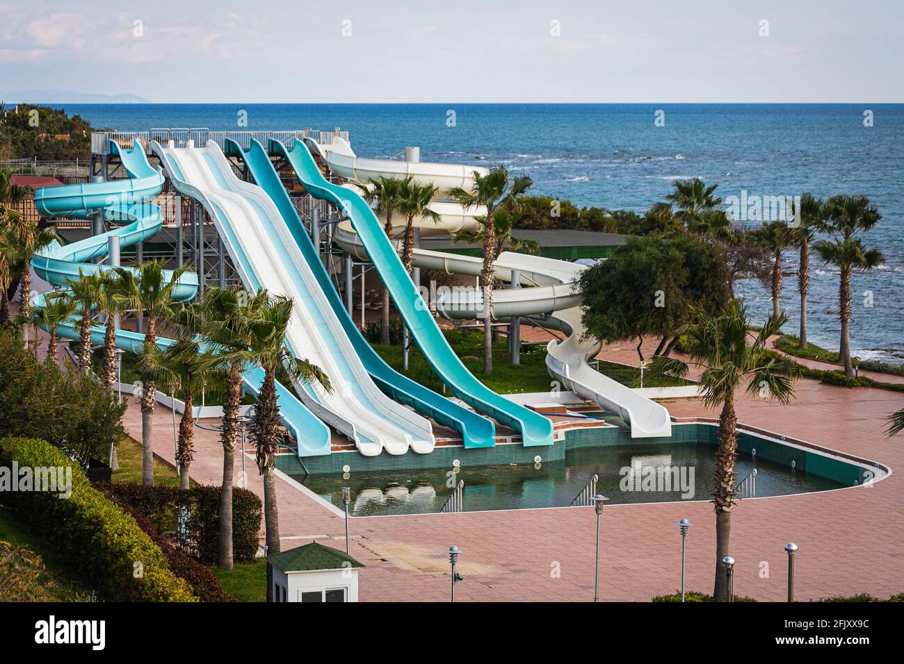 Un aquapark per disabili con scivoli alti sul mare con una grande piscina  non trattata senza persone in un hotel una città turistica Foto stock -  Alamy
