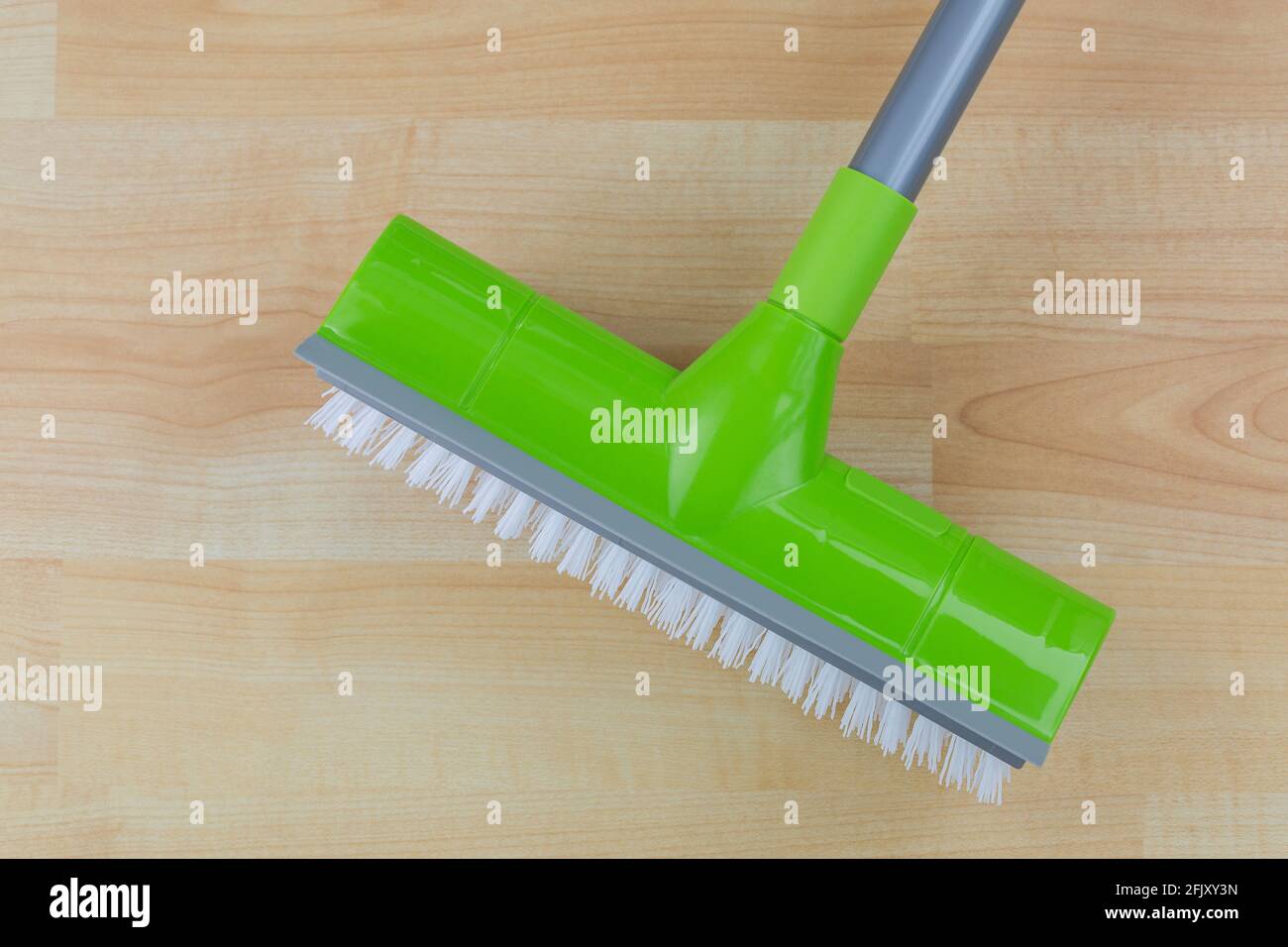 Pulizia del pavimento spazzola dura con spatola dell'asciugatore, bordo in gomma affilato per la pulizia con il dito Foto Stock
