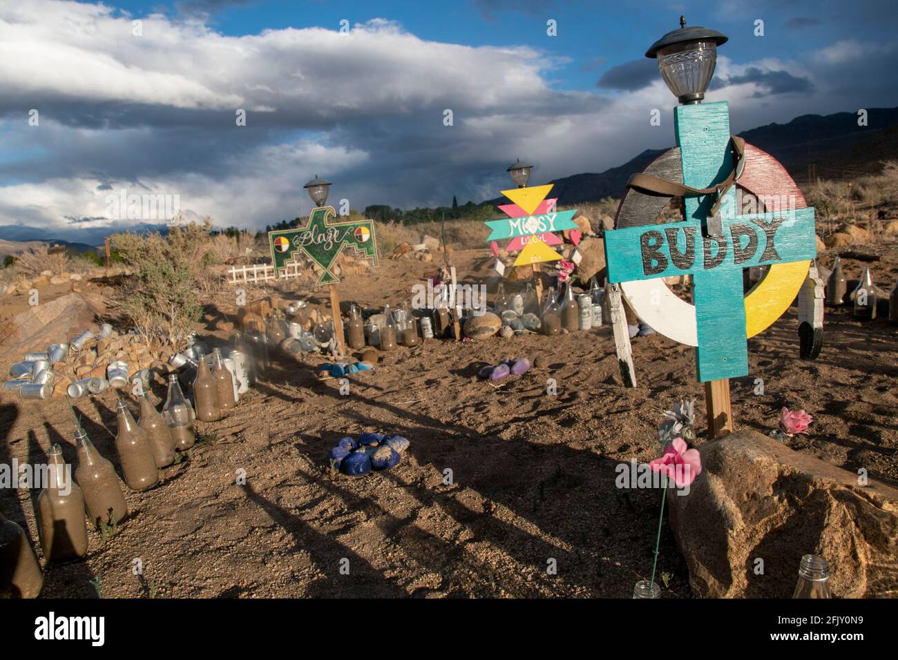 Alla periferia di Bishop, Inyo County, CA, USA, è presente un grande cimitero per animali domestici. Foto Stock