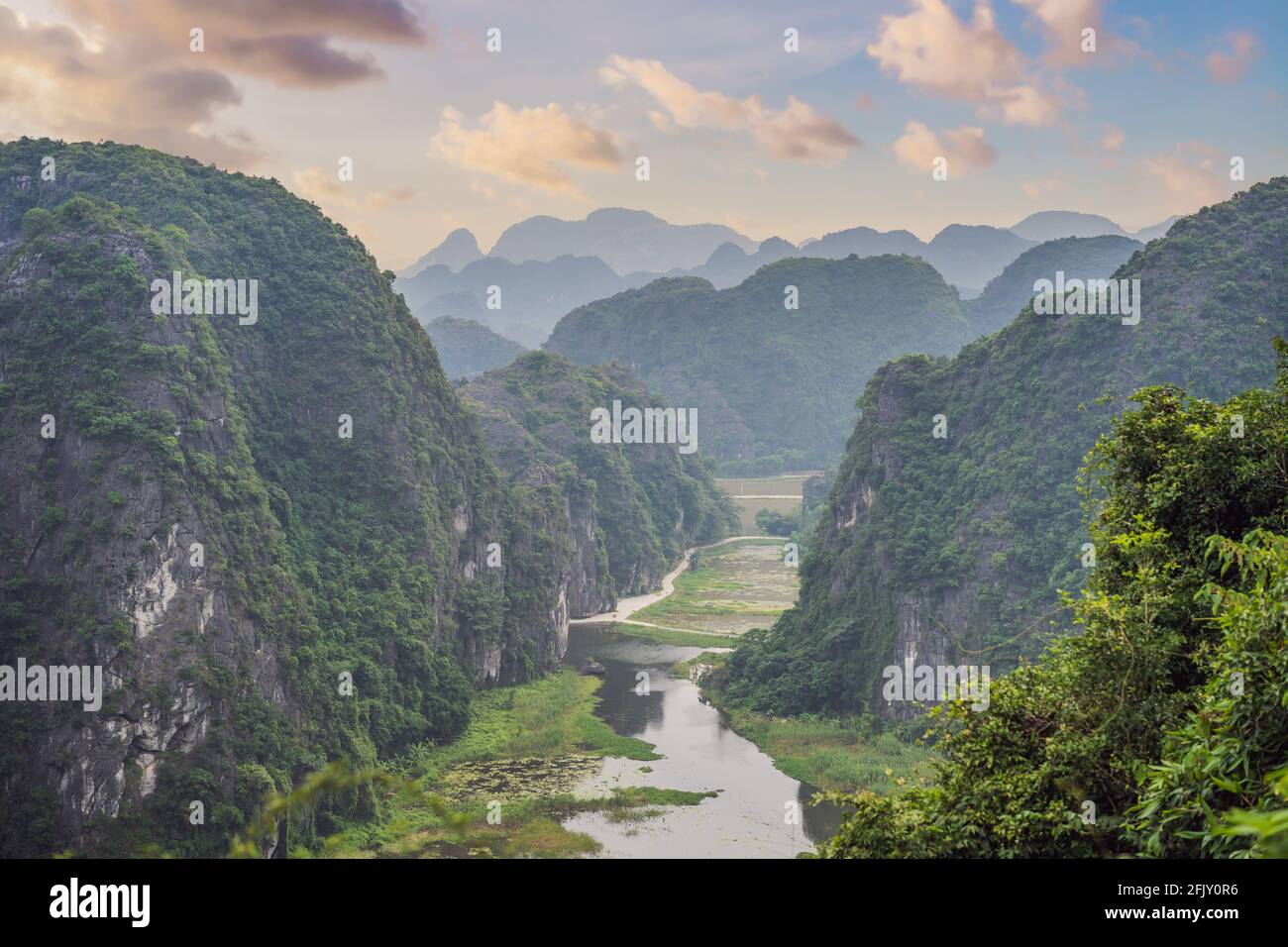 Trang An, Tam Coc, Ninh Binh, Vietnam. È un sito patrimonio dell'umanità dell'UNESCO, rinomato per le sue escursioni in barca nelle grotte. E 'Halong Bay sulla terra del Vietnam Foto Stock