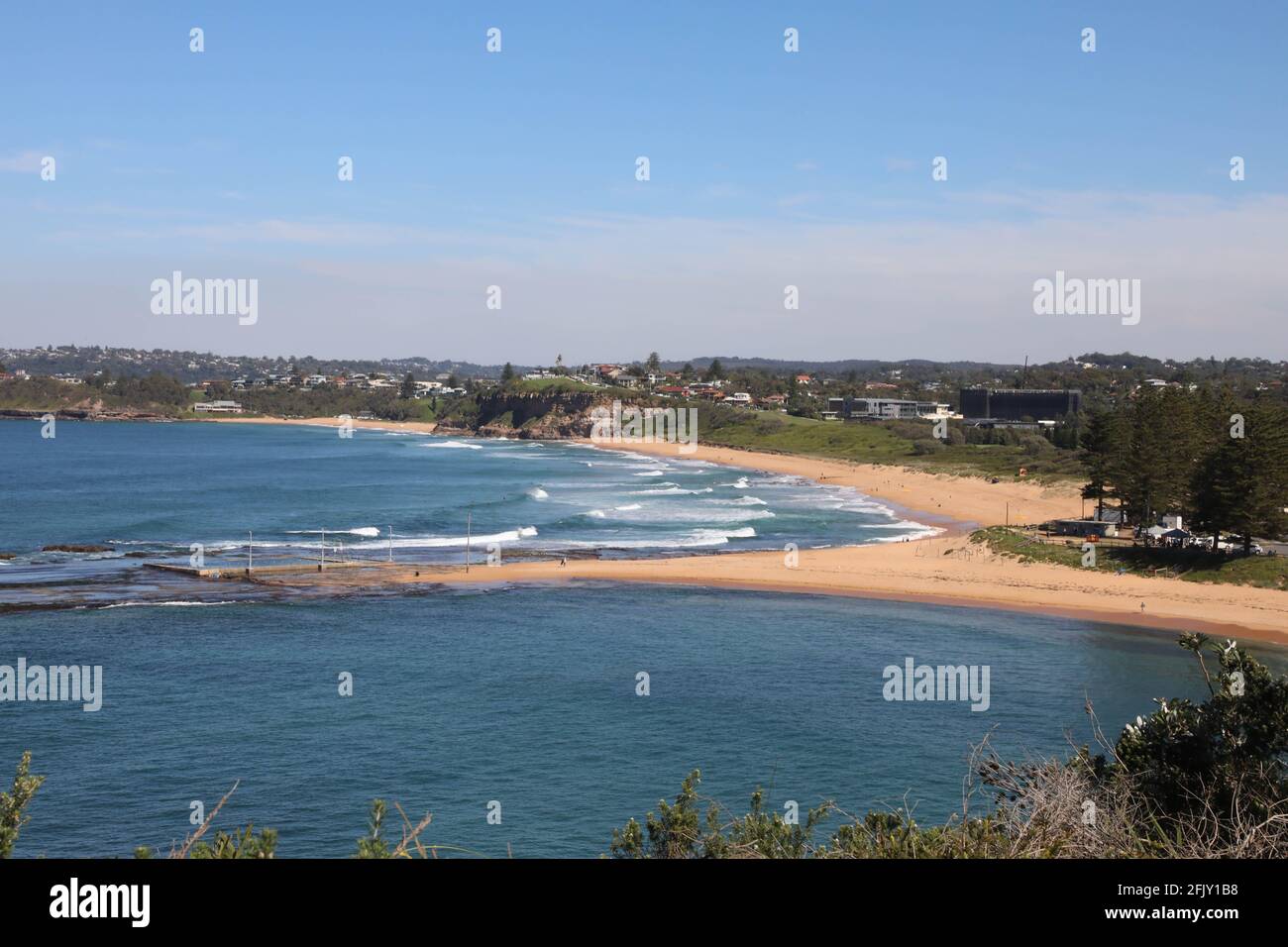 Vista dalla riserva del promontorio di Mona vale che guarda a sud verso la spiaggia di Mona vale e Basin Beach, Sydney, NSW, Australia. Foto Stock