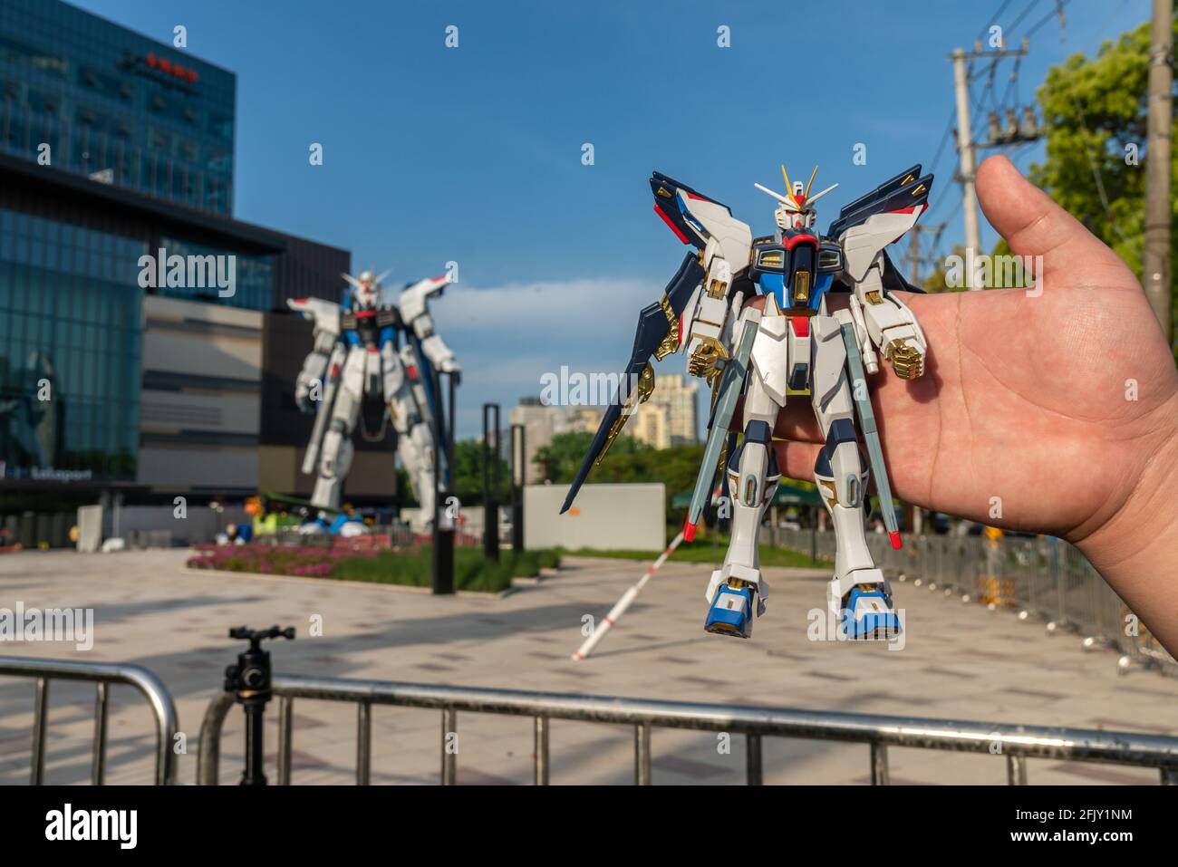 Shanghai, Cina. 26 Apr 2021. Il Gundam, alto 18.03 metri, si trova sulla piazza LaLaport di Shanghai, in Cina, il 26 aprile 2021.(Photo by TPG/cnsphotos) Credit: TopPhoto/Alamy Live News Foto Stock