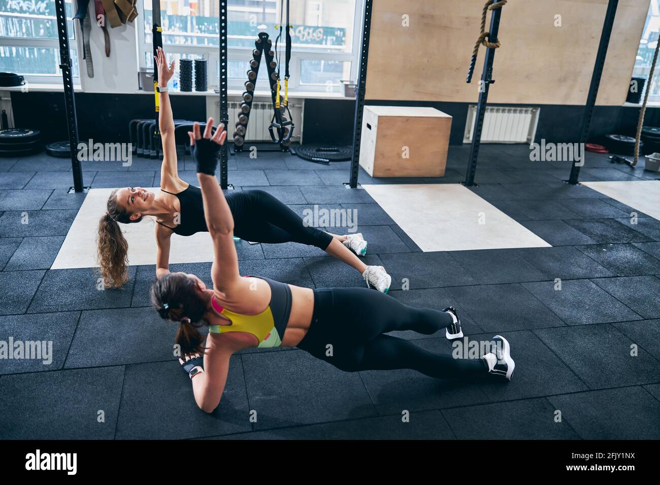 Le atlete rinforzano i loro muscoli addominali obliqui Foto Stock