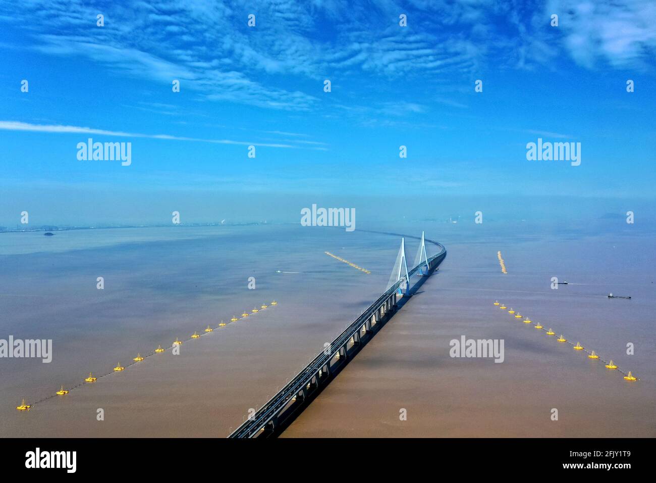 Zhoushan, Cina. 26 Apr 2021. Il maestoso ponte di Jintang sul mare a Zhoushan, Zhejiang, Cina il 26 aprile 2021.(Photo by TPG/cnsphotos) Credit: TopPhoto/Alamy Live News Foto Stock