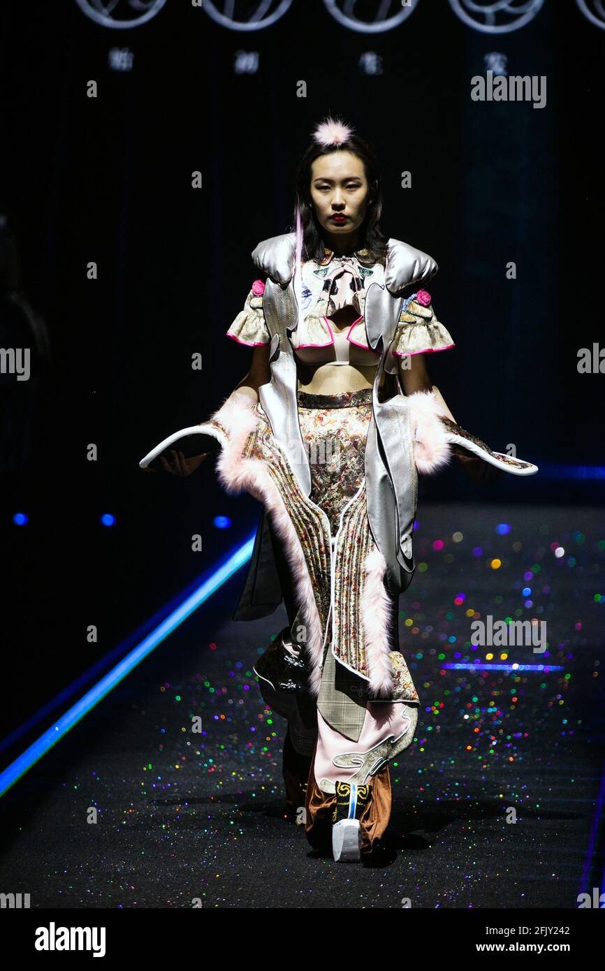 Pechino, Cina. 27 Apr 2021. La settimana della moda BIFT (Beijing Institute of Fashion Technology) si tiene a Pechino, in Cina, il 27 aprile 2021.(Photo by TPG/cnsphotos) Credit: TopPhoto/Alamy Live News Foto Stock