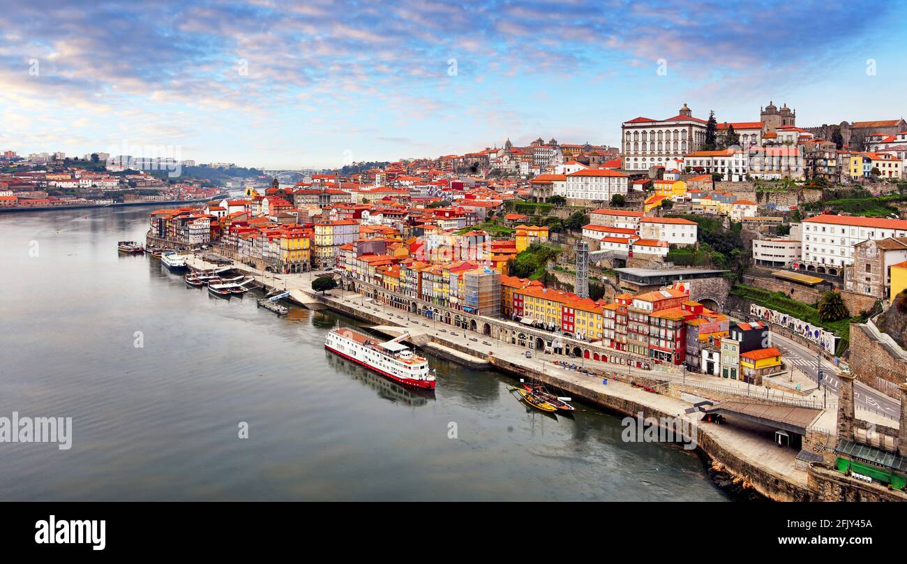 Paesaggio urbano di Porto (Oporto) città vecchia, Portogallo. Valle del fiume Douro. Panorama della famosa città portoghese. Foto Stock