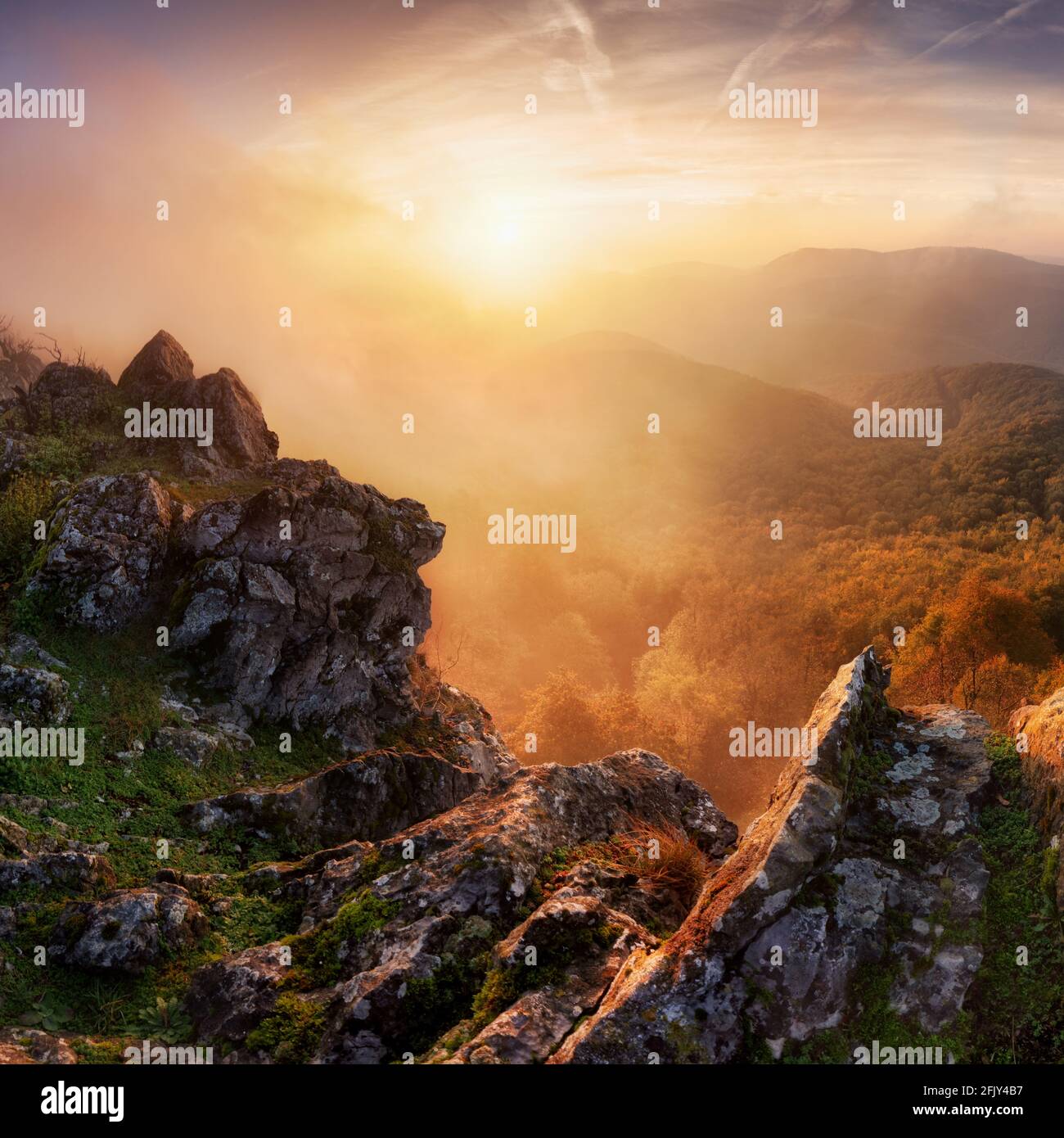 Bella estate paesaggio di montagna con il sole all'alba Foto Stock