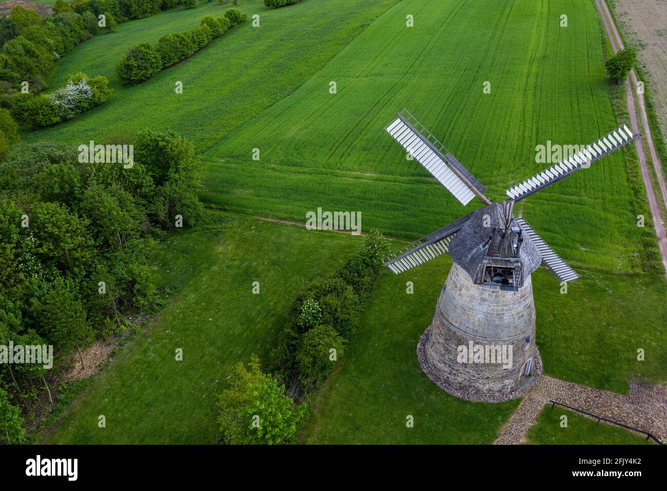 Mulino a vento europeo in campo verde dall'alto - mulino aereo Foto Stock