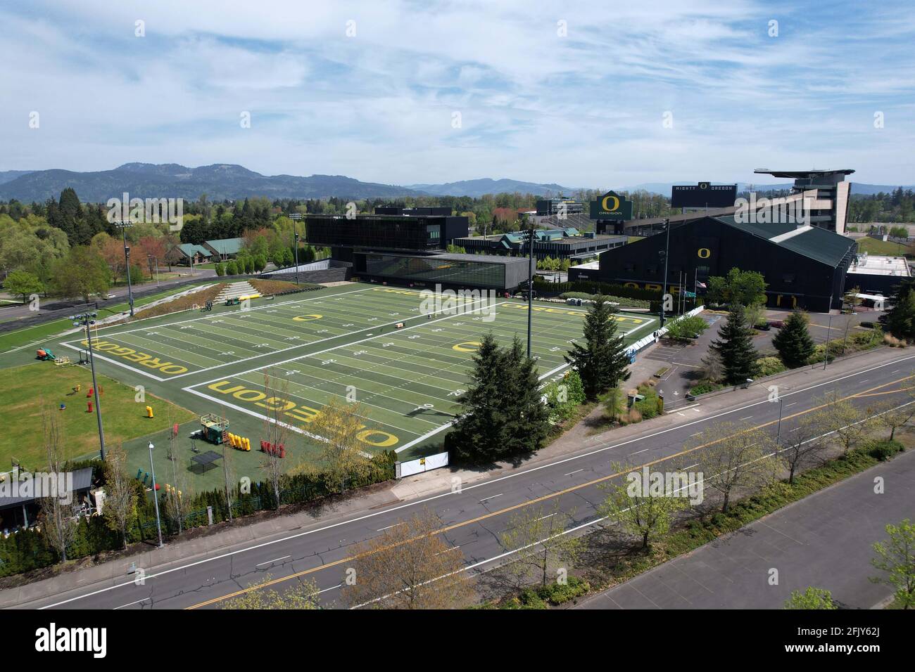Una vista aerea del Moshofsky Sports Center nel campus dell'Università dell'Oregon, venerdì 23 aprile 2021, a Eugene, Ore. il complesso è il pr Foto Stock