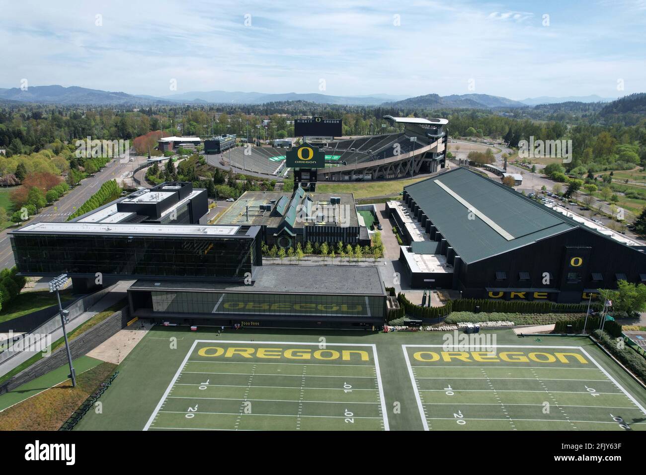 Una vista aerea del Moshofsky Sports Center nel campus dell'Università dell'Oregon, venerdì 23 aprile 2021, a Eugene, Ore. il complesso è il pr Foto Stock