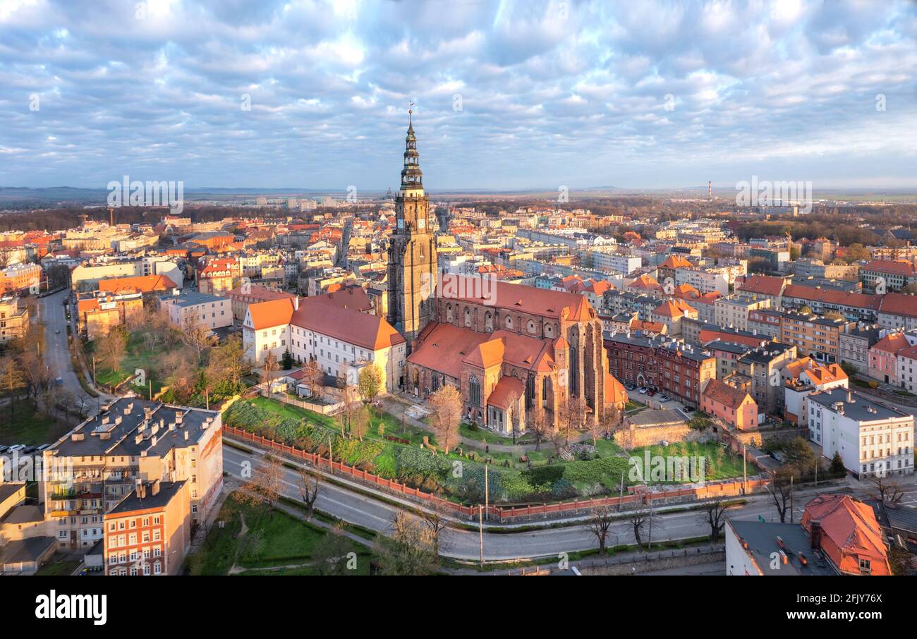Swidnica, Polonia. Vista aerea della città con San Stanislao e la Cattedrale di San Venceslao Foto Stock