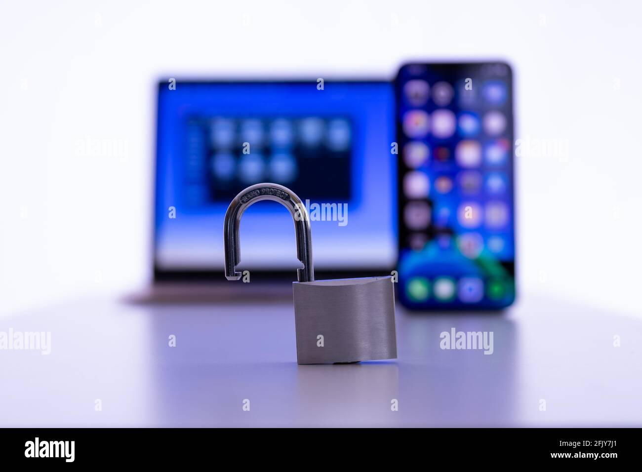 Privacy e protezione dei dati: Computer portatile e smartphone con lucchetto in primo piano Foto Stock