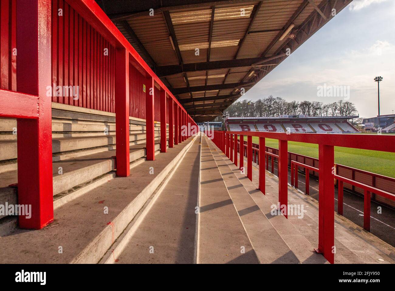 Terrazza di calcio vuota che si affaccia sul campo in Lower League Ground, Lamex Stadium, sede dello Stevenage FC Foto Stock